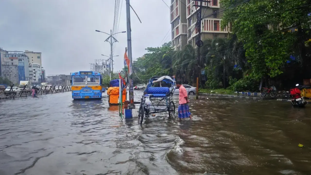 MP Weather Update: Streets waterlogged after intense rain and hailstorm in Bhopal and nearby districts.