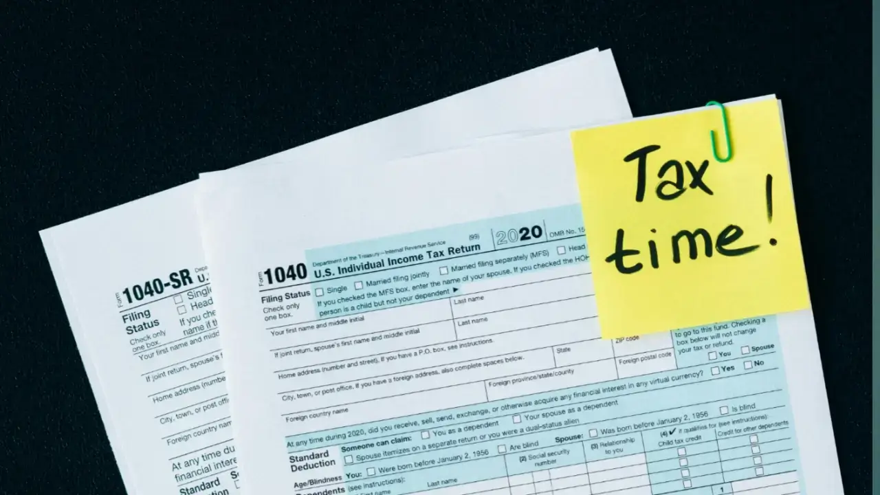 Tax refund guide showing income tax refund status check process, calculation method, and common reasons for refund delay in India.